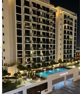 Nasma - Modern 3BR Oasis with Balcony in Azizi Riviera - Dubai - 9