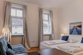 Two Bedroom Apartment with King Beds and Free WiFi for Long Stays - 1