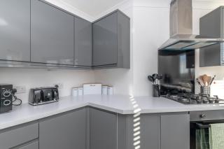 Modern 4BR House WorkStay, Private Parking and Office, Ideal for Long Stays - 7