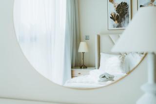 Nasma - Modern 3BR Oasis with Balcony in Azizi Riviera - Dubai - 5