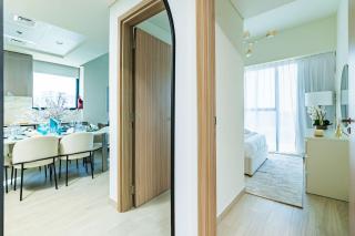 Nasma - Modern 3BR Oasis with Balcony in Azizi Riviera - Dubai - 3