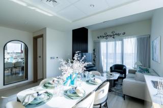 Nasma - Modern 3BR Oasis with Balcony in Azizi Riviera - Dubai - 2