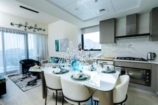 Nasma - Modern 3BR Oasis with Balcony in Azizi Riviera - Dubai - 1