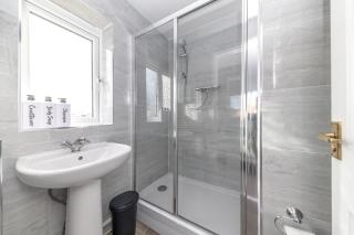 Modern 4BR House WorkStay, Private Parking and Office, Ideal for Long Stays - 1