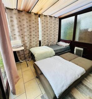 Olive, 3Bedrooms,1 extra Rm, Sleeps 9 with Garden, Free Parking in Grays, Lakeside, London - 4