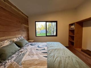 BUHO Cabin Cypress BBQ Smart TV Wood Hot Tub - 9