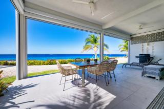 Luxury 3 Bed Waterfront Condo in Paradise - 9