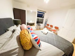 Brixton Bright Apartment - 9