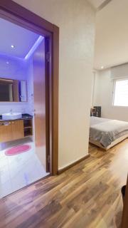 Wood-Finish Home Pool Premium Bedding Self-Check in 7 Min from Marina - 9