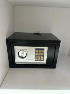 Wood-Finish Home Pool Premium Bedding Self-Check in 7 Min from Marina - 8