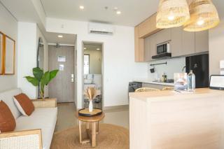 Elegant Beachview 1BR with Balcony in Crespo - 2