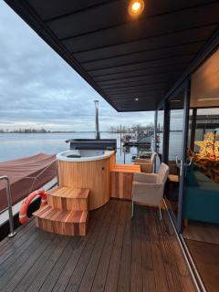 Exclusieve Houseboat La Mare 12 x 5 meter met sauna en hottup - 0