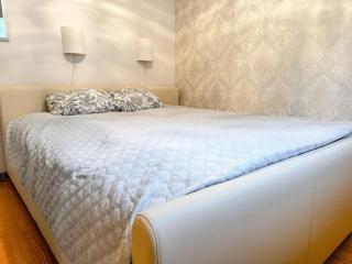 Stylish 1BR Kalaranna, Walk to Old Town, Port, Cafés - 1