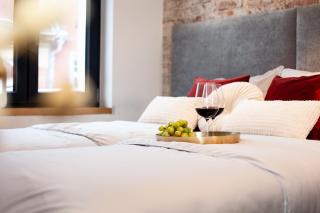 Pokoje gościnne "Przy Rynku" z prywatnymi i wspólnymi łazienkami - 1