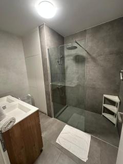 Designed for Comfort 2BR w balcony&private parking - 7