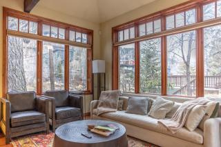 Spacious 5 Bed Retreat, Walk to Lifts and Main - 3