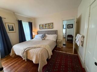 Lovely apartment with King bed, 2 twins & 2 sofas - 2