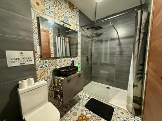 Airport Accommodation Bedroom with your own private Bathroom Self Check In and Self Check Out Air-condition Included - 2