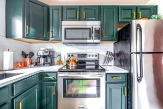 Jungle House Luxury Homes - Columbus Downtown Short North - Steps to Convention Center & Nationwide Arena - Sleeps up to 10 - Free Parking - Over 5,800 Five Stars - 5