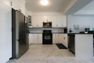 Spacious 3BR Sleeps 10 Free Parking & Wi-Fi - 4