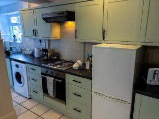 Bourne Cottage, Stylish 3 Bed Retreat for Families & Groups, Sleeps 7, Pets Welcome - 1