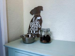 Bourne Cottage, Cosy 3 Bed in Central Castleton, Sleeps 7, Dog Friendly - 1