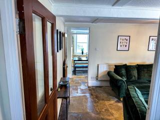 Bourne Cottage, Stylish 3 Bed Retreat for Families & Groups, Sleeps 7 - 2