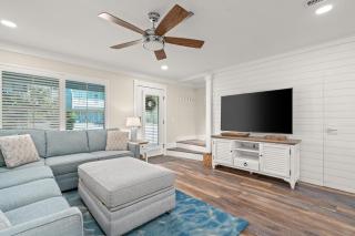 Newly Renovated! 140 Feet To White Sandy Beaches! Pool! Grill! - 0
