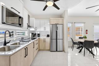 Spacious Apt with Private Balcony 2 BR -Sleeps 6 1B-HR - 9