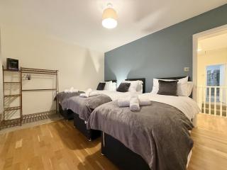 2 bed house secure parking Sleeps 6 - 7