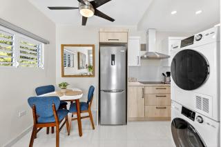 Modern Retreat w-Private Balcony, 1BR for 3 2C-HR - 8