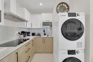 Modern Retreat w-Private Balcony, 1BR for 3 2C-HR - 7