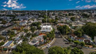 Modern Retreat w-Private Balcony, 1BR for 3 2C-HR - 1