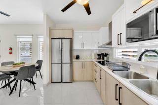 Newly Remodeled 2BR Apartment - Sleeps 6 - 1A HR - 7