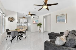 Newly Remodeled 2BR Apartment - Sleeps 6 - 1A HR - 5