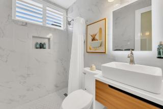 Newly Remodeled 2BR Apartment - Sleeps 6 - 1A HR - 2