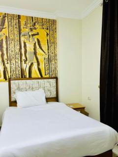Spacious and Luxury Family Apartment Full Pyramids view - Cairo - 3