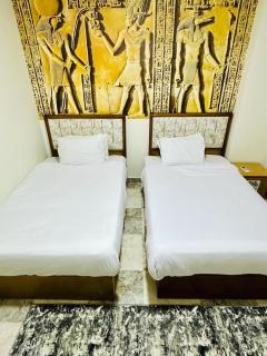 Spacious and Luxury Family Apartment Full Pyramids view - Cairo - 4