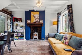 Charming 2-BR Cottage in Stonehouse with Courtyard Garden and Log Fire -  - 5