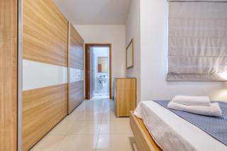 Stylish Balluta Bay Scape, 3BD Apartment - 4