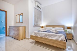 Stylish Balluta Bay Scape, 3BD Apartment - 1