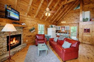 Adorable Shuter Inn FREE Tickets & Hot Tub Only 1 Mile to Downtown Pigeon Forge! - 7