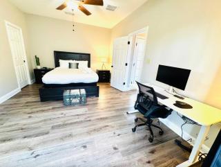 Upstay East Austin Retreat w Yard - 5min to Downtown - 9