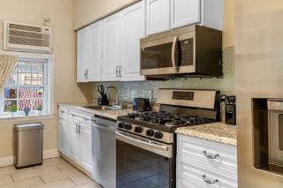 Modern Comfort Minutes from NYC, Free Parking - 4
