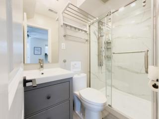 Urban Oasis Steps to UofT Culture Patio - 2