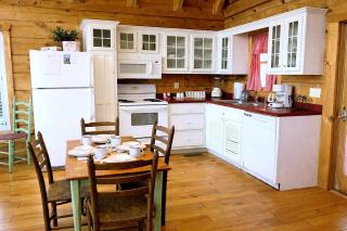 Adorable Shuter Inn FREE Tickets & Hot Tub Only 1 Mile to Downtown Pigeon Forge! - 1