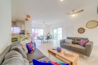 Ideal Group Getaway 4 blocks to the Beach & Pool - 8
