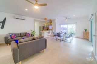 Ideal Group Getaway 4 blocks to the Beach & Pool - 1