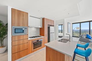 1BR Sky High City Escape with Stunning Views - 9