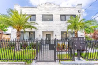 Modern Stay Minutes from Wynwood and Design District - 8